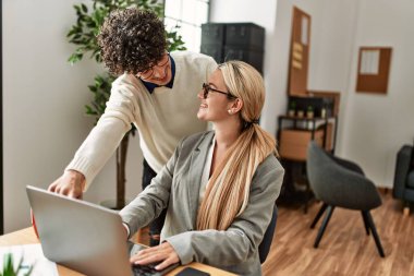 Ofiste çalışan iki işletme yöneticisi..