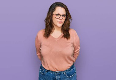 Gündelik kıyafetler giyen, gözlüklü, kuşkucu ve gergin genç ve iri yarı bir kadın sorun yüzünden surat asıyor. negatif kişi. 