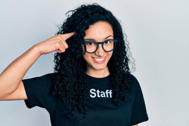 Kıvırcık saçlı, çalışkan, tebessüm eden, tek parmakla işaret eden genç İspanyol kadın. Harika bir fikir ya da düşünce, iyi bir hafıza. 