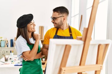 Resim stüdyosunda gülümseyen genç İspanyol çift..