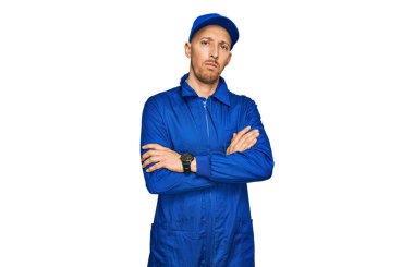 Sakallı, inşaatçı tulumu giyen, kuşkucu ve gergin kel bir adam. Yüzünde çapraz kollu tasvip etmeyen bir ifade. negatif kişi. 