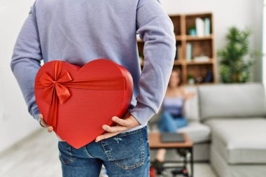 Genç adam sevgilisine evde sevgililer günü hediyesiyle sürpriz yapıyor..