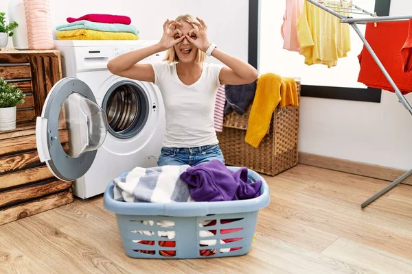 Mujer Caucásica Joven Haciendo Colada Con Ropa Cesta Haciendo Buen —  Fotos de Stock