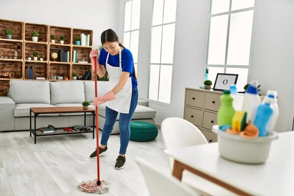 Jeune Femme Foyer Chinoise Souriant Heureux Plancher Lavage Utilisant Serpillière — Photo