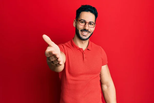 Jonge Spaanse Man Draagt Casual Kleding Een Bril Glimlachend Vriendelijk — Stockfoto