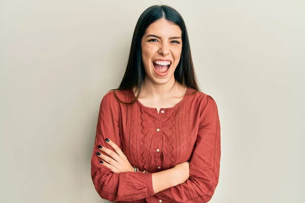 Mujer Hispana Joven Vistiendo Ropa Casual Sonriendo Riendo Voz Alta —  Fotos de Stock