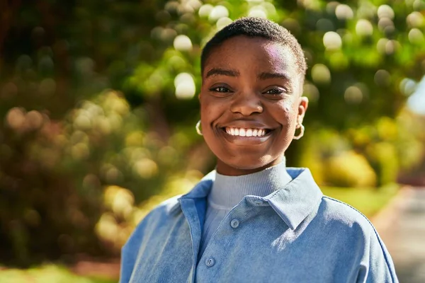 Joven Mujer Afroamericana Sonriendo Feliz Pie Parque — Foto de Stock