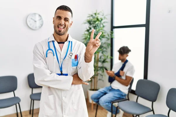 Hispanic Doctor Man Waiting Room Pacient Arm Injury Smiling Happy — Stock Photo, Image