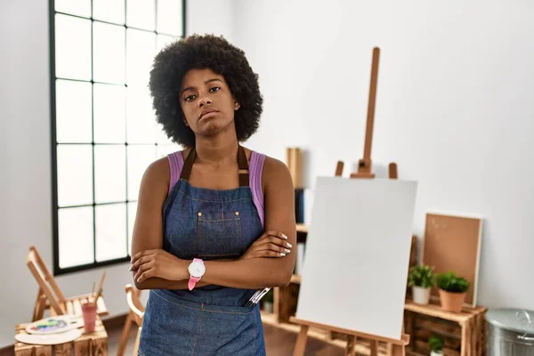 Junge Afrikanisch Amerikanische Frau Mit Afrohaaren Kunststudio Sieht Schläfrig Und — Stockfoto