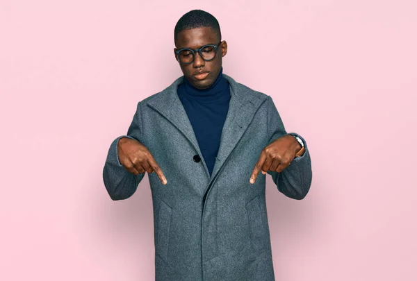 Joven Hombre Afroamericano Con Ropa Negocios Gafas Apuntando Hacia Abajo — Foto de Stock