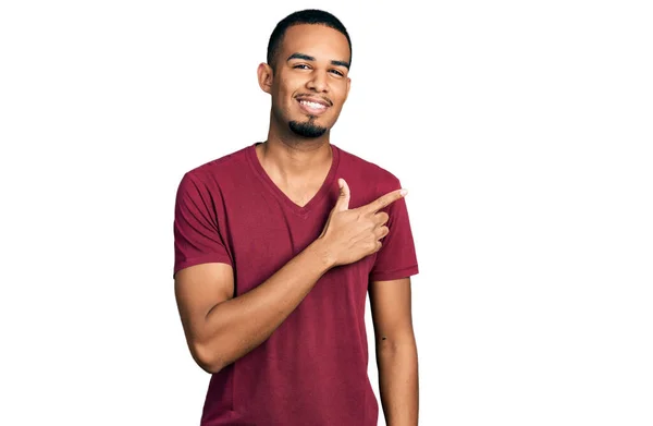 아프리카 미국인 남자가 셔츠를 손가락으로 가리키며 있습니다 — 스톡 사진
