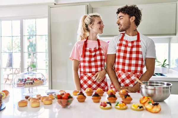 Coppia Moglie Marito Che Cucinano Dolci Cucina Guardando Altra Parte — Foto Stock