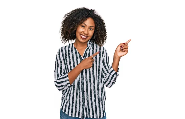 Jovem Afro Americana Vestindo Roupas Casuais Sorrindo Olhando Para Câmera — Fotografia de Stock