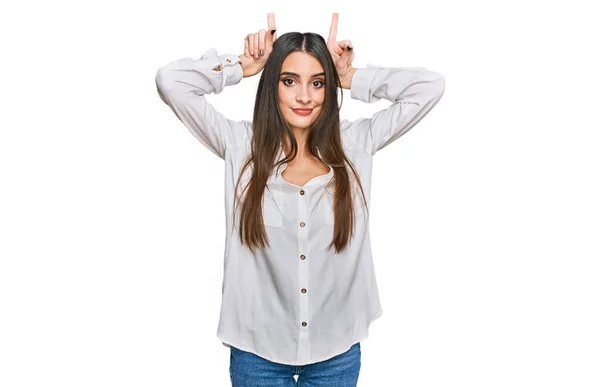 Jovem Mulher Bonita Vestindo Camisa Branca Casual Fazendo Gesto Engraçado — Fotografia de Stock