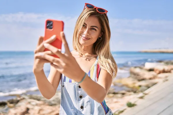 Jeune Fille Blonde Souriant Heureux Faire Selfie Par Smartphone Plage — Photo