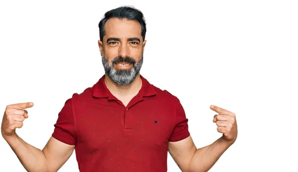 Man Van Middelbare Leeftijd Met Baard Casual Rood Shirt Vol — Stockfoto