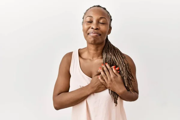 Mujer Negra Con Trenzas Pie Sobre Fondo Aislado Sonriendo Con —  Fotos de Stock
