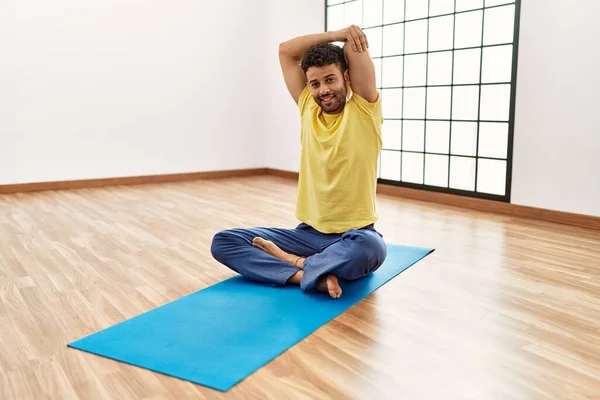 Junger Arabischer Sportler Lächelt Glücklich Beim Stretching Sportzentrum — Stockfoto