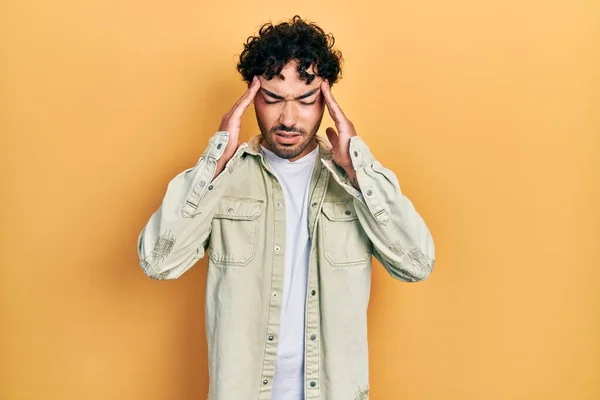 Joven Hombre Hispano Usando Ropa Casual Con Mano Cabeza Para — Foto de Stock