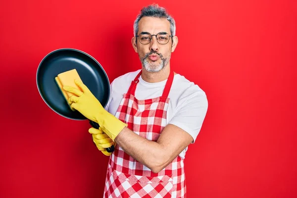 Schöner Mann Mittleren Alters Mit Grauen Haaren Und Schürze Der — Stockfoto