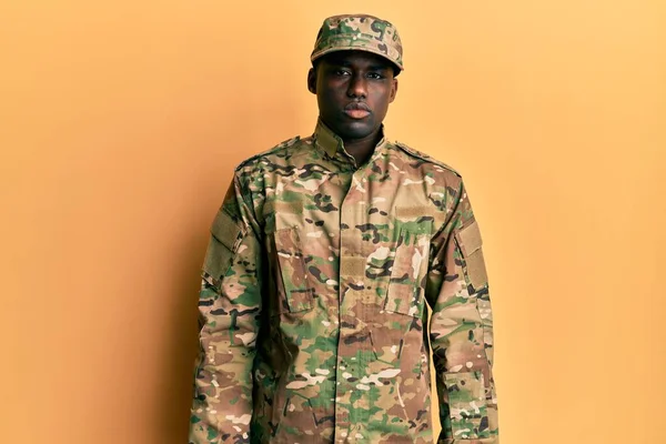 Fiatal Afro Amerikai Férfi Katonai Egyenruhában Komoly Arckifejezéssel Egyszerű Természetes — Stock Fotó