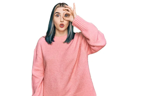 若い現代の女の子ピンクのウールの冬のセーターを着て 驚きの顔でショックを受けたOkジェスチャーを行うと 目の指を見て 信じられない表現 — ストック写真