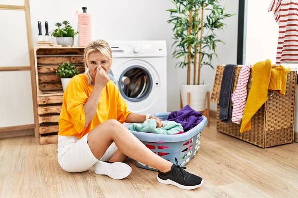 Jonge Blanke Vrouw Die Vuile Wasmachine Stopt Ruikt Iets Stinkends — Stockfoto