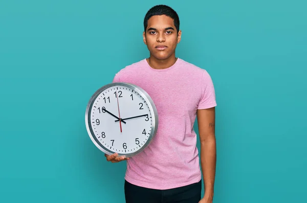 Jovem Homem Hispânico Bonito Segurando Grande Relógio Pensando Atitude Expressão — Fotografia de Stock