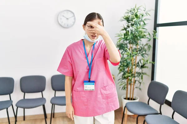 Joven Asiática Enfermera Mujer Sala Espera Médica Asomándose Shock Cubriendo —  Fotos de Stock