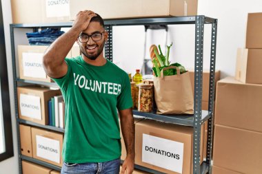 Genç Hintli gönüllü bağış kutusunu tutuyordu. Yanlışlıkla el ele sürpriz oldu. Hatayı unutmayın. Unuttum, kötü hafıza kavramı. 
