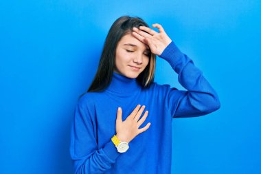 Balıkçı yaka kazak giyen genç esmer kız hastalık ve ateş için alnına dokunuyor, grip ve soğuk algınlığı, virüs hastalığı. 