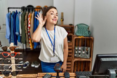 Güzel, orta yaşlı İspanyol bir kadın perakende mağazasında müdür olarak çalışıyor. Dedikoduları ve dedikoduları dinlerken sırıtıyor. Sağırlık kavramı. 