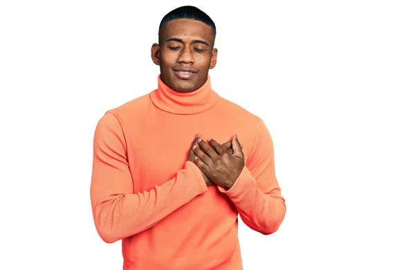 Joven Hombre Negro Con Suéter Cuello Alto Naranja Sonriendo Con — Foto de Stock