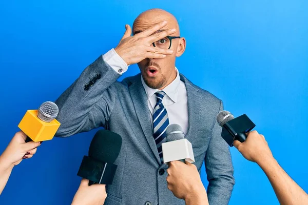 Glatzkopf Mit Bart Wird Von Reportern Interviewt Die Mikrofone Der — Stockfoto