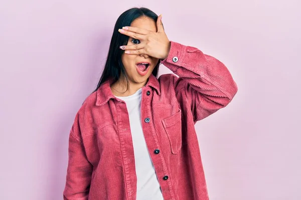 Beautiful Hispanic Woman Nose Piercing Wearing Casual Pink Jacket Peeking — Stock Photo, Image