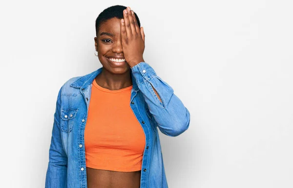 Jonge Afrikaans Amerikaanse Vrouw Draagt Casual Kleding Die Een Oog — Stockfoto