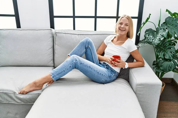 Joven Mujer Rubia Sonriendo Confiado Bebiendo Café Casa — Foto de Stock