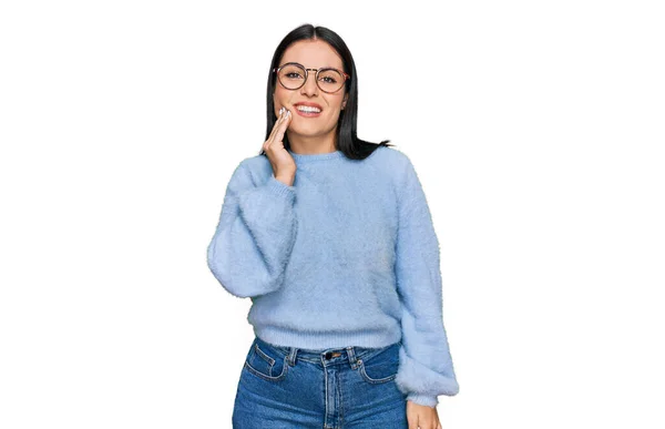 Junge Hispanische Frau Lässiger Kleidung Und Brille Die Den Mund — Stockfoto