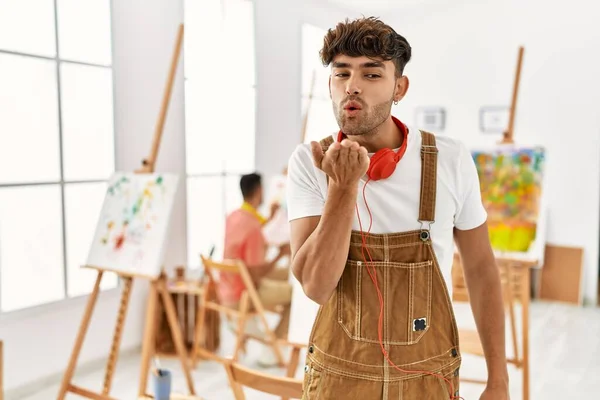 Joven Hombre Hispano Estudio Arte Mirando Cámara Soplando Beso Con —  Fotos de Stock