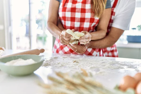 Casal Abraçando Cozinhando Pão Cozinha — Fotografia de Stock