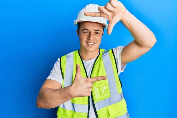 Bonito Jovem Vestindo Capacete Segurança Casaco Reflexivo Sorrindo Fazendo Moldura — Fotografia de Stock