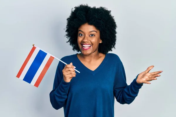 Jonge Afro Amerikaanse Vrouw Met Thailandse Vlag Viert Prestatie Met — Stockfoto