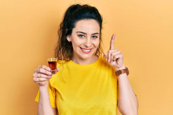 Ung Latinamerikansk Kvinna Dricker Whisky Skjuten Överraskad Idé Eller Fråga — Stockfoto