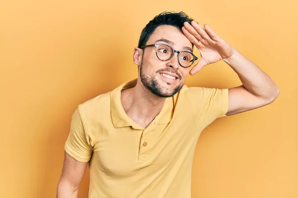 Ung Latinamerikan Man Bär Casual Kläder Och Glasögon Mycket Glad — Stockfoto