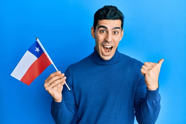 Hombre Negocios Hispano Guapo Sosteniendo Bandera Del Chile Señalando Pulgar —  Fotos de Stock