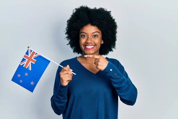 Молодая Африканская Американка Флагом Новой Зеландии Улыбается Показывая Пальцем Рукой — стоковое фото