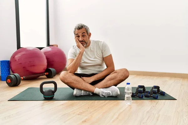 Hombre Hispano Mediana Edad Sentado Una Colchoneta Entrenamiento Gimnasio Pensando —  Fotos de Stock