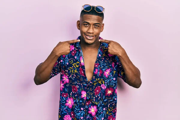 Jovem Negro Vestindo Camisa Havaiana Óculos Sol Sorrindo Alegre Mostrando — Fotografia de Stock