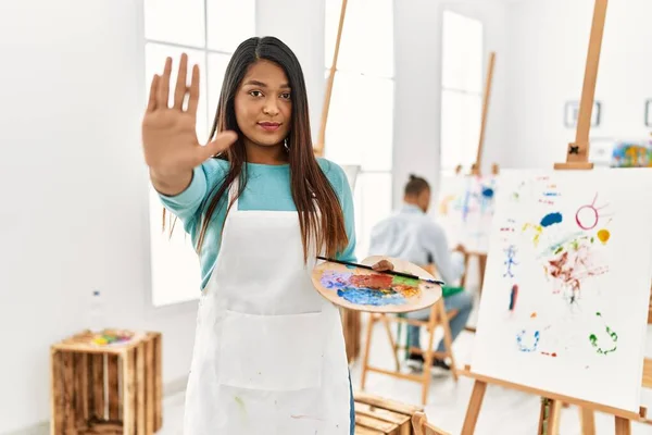 Young Latin Woman Standing Art Studio Open Hand Doing Stop — Stok fotoğraf
