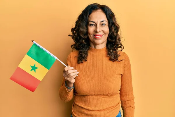 Středověká Hispánská Žena Držící Senegalskou Vlajku Vypadá Pozitivně Šťastně Stojící — Stock fotografie